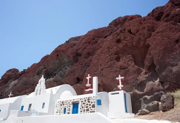 Kaple v red beach, santorini — Stock fotografie