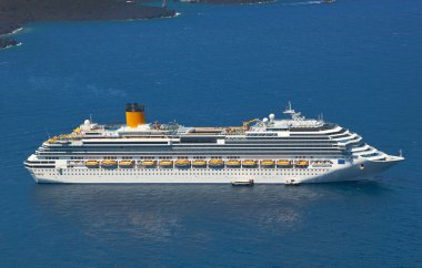cruise gemi yanardağ yakınlarında santorini adasında