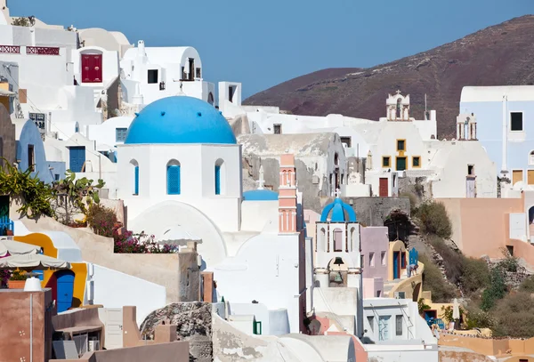 Santorini'de mavi kubbe ile geleneksel simgesel yapılar — Stok fotoğraf