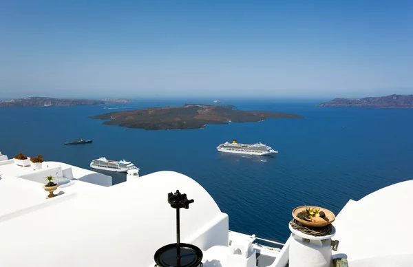 Cruise ship near volcano on island of Santorini — Stock Photo, Image