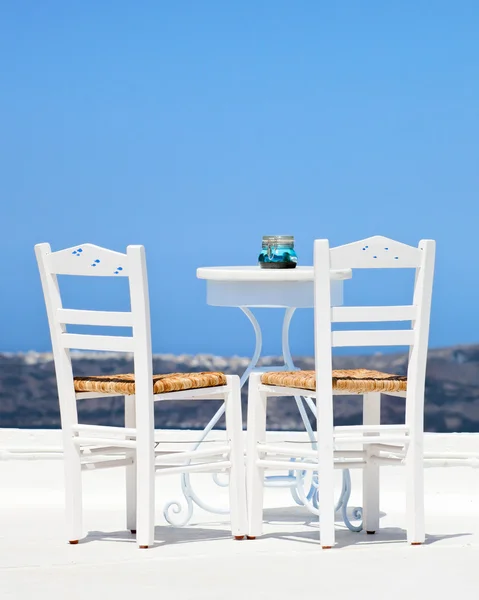 Dos sillas blancas en santorini — Foto de Stock