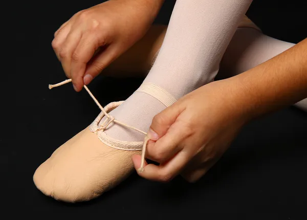 Détail des pieds d'une danseuse à demi pointe — Photo