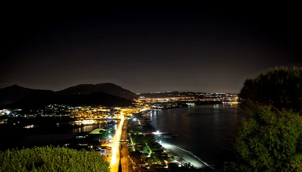 Vista nocturna de la bahía Baia, Pozzuoli, cerca de Nápoles, Italia — Foto de Stock