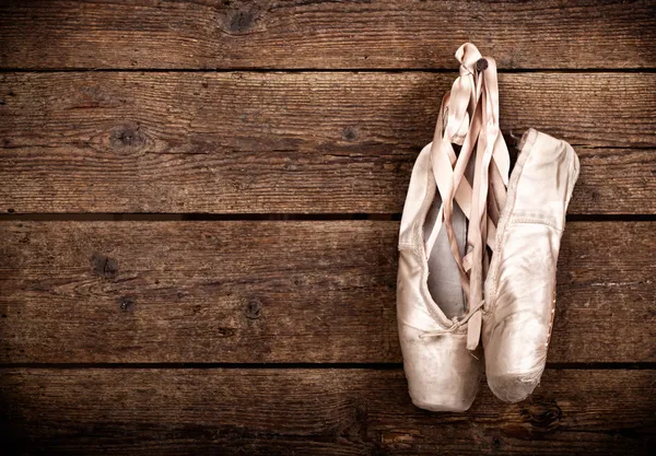 Velho usado sapatos de balé rosa pendurado — Fotografia de Stock