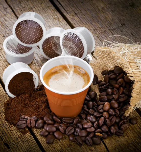 Espresso coffee in disposable cup with pods — Stock Photo, Image