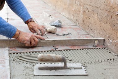 belirli bir araç ile yeni kaldırım tesviye işçisi