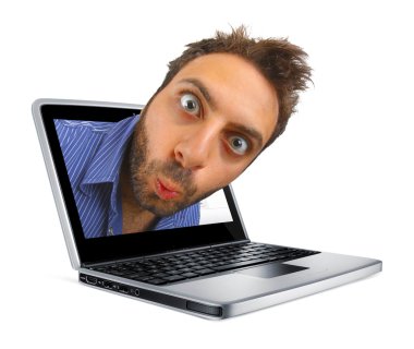 genç çocuk şaşırmış bir ifadeyle laptop