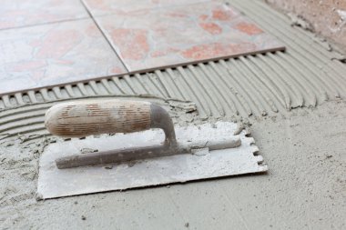 çentikli spatula yapışkan karo için uygulamak için