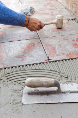 Karo döşeme ile çalışmaya kiremitçi