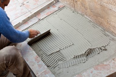 Karo döşeme ile çalışmaya kiremitçi