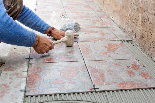 Tiler to work with tile flooring — Stock Photo, Image