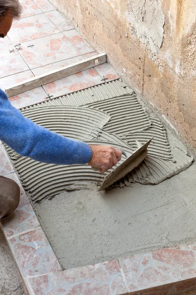 Tiler to work with tile flooring — Stock Photo, Image