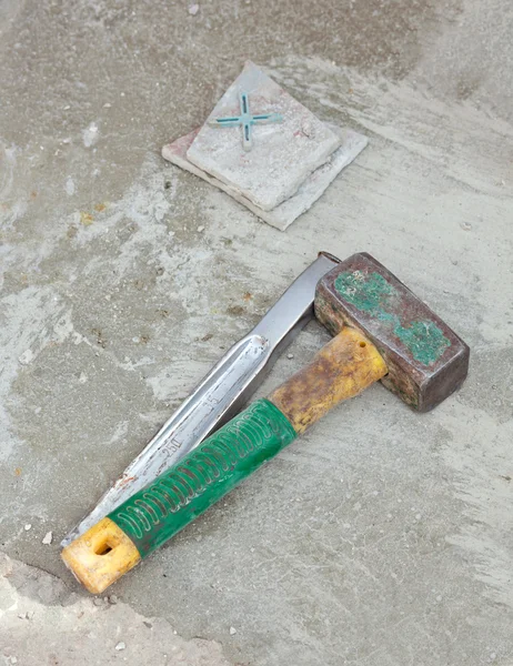 Грохот и молоток на бетонных полах — стоковое фото