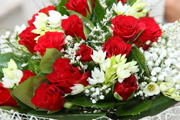 Bouquet de fleurs de roses rouges — Photo