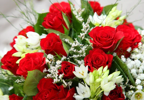 Blombukett röda rosor — Stockfoto