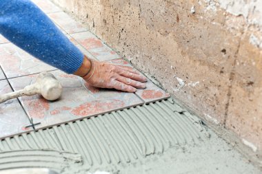 Karo döşeme ile çalışmaya kiremitçi