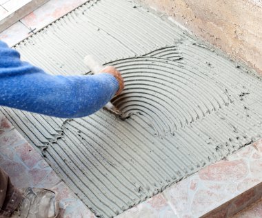 Karo döşeme ile çalışmaya kiremitçi