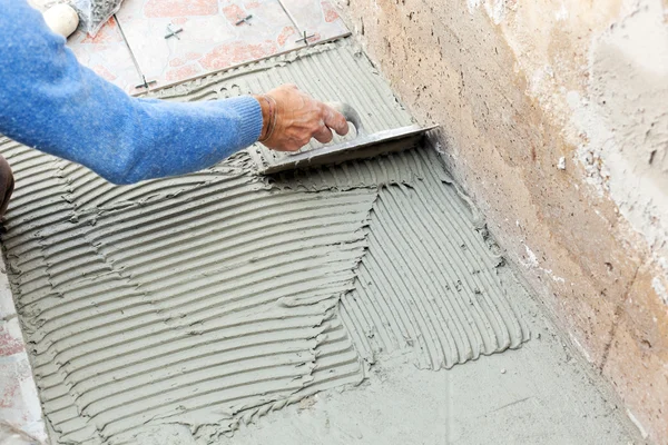 Tiler to work with tile flooring — Stock Photo, Image