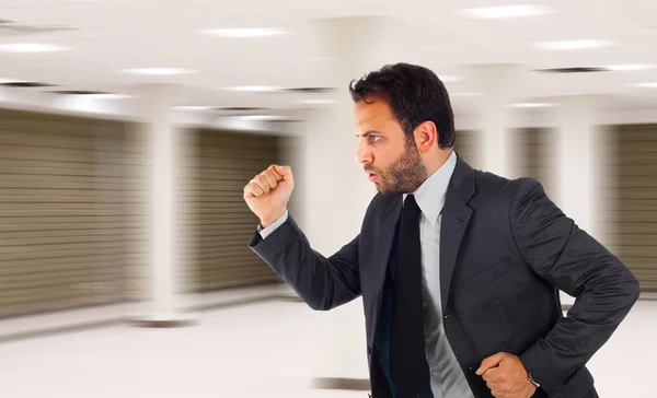 Zakenman uitgevoerd in office omdat het is al laat — Stockfoto