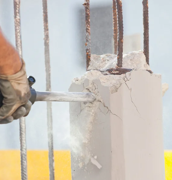 Breaking reinforced concrete with jackhammer — Stock Photo, Image