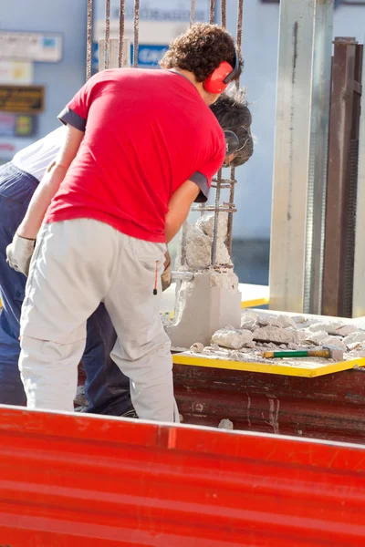 Bryta armerad betong med jackhammer — Stockfoto