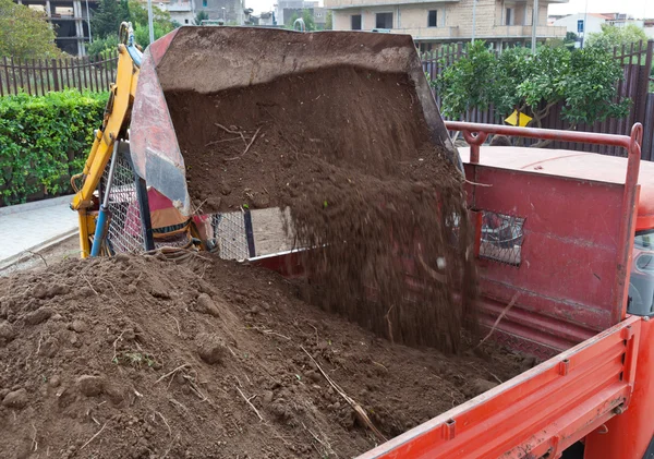 Escavadeira carregando basculante caminhão basculante — Fotografia de Stock