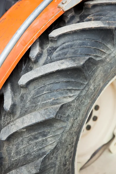 Detalle de un neumático utilizado en un tractor agrícola — Foto de Stock