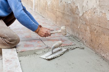 çatı ustası döşeme ile çalışır