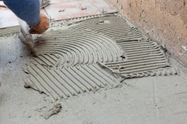 çatı ustası döşeme ile çalışır