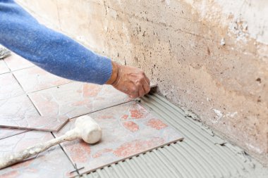 çatı ustası döşeme ile çalışır