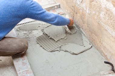çatı ustası döşeme ile çalışır