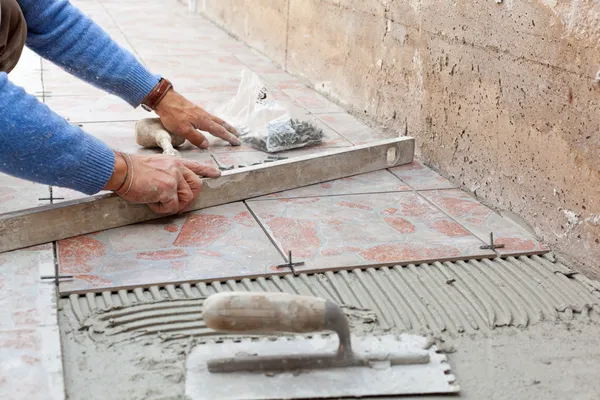 Tiler works with flooring — Stock Photo, Image