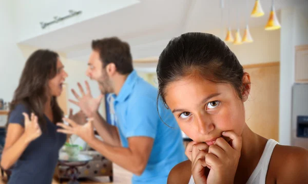 Junges Paar streitet vor den Augen seiner Tochter — Stockfoto