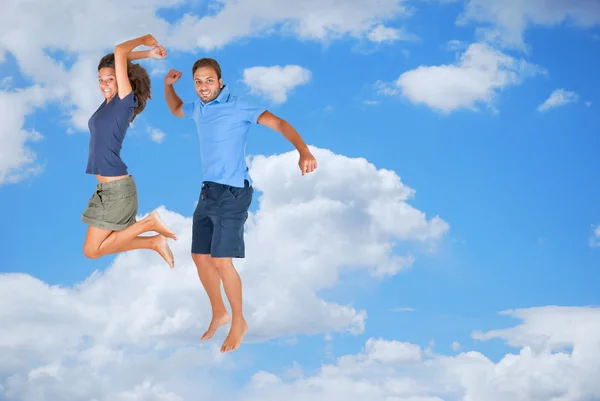 Giovane coppia saltando insieme — Foto Stock