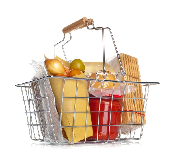 Der Warenkorb mit verschiedenen Lebensmitteln — Stockfoto