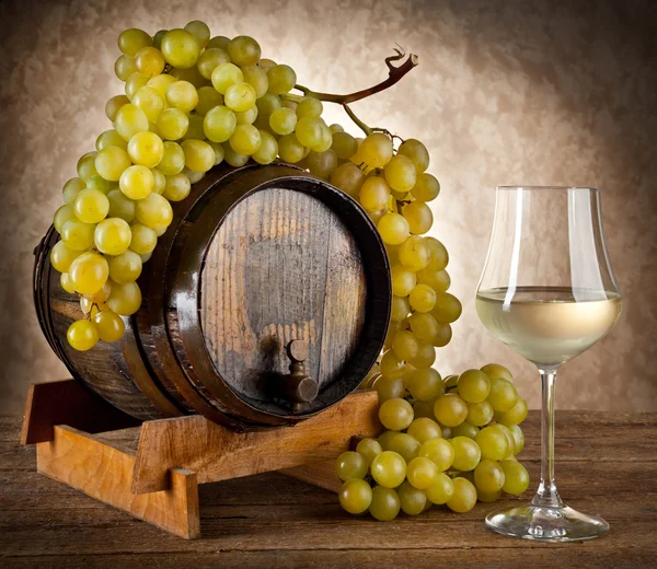 Vinho branco com uvas e barril — Fotografia de Stock