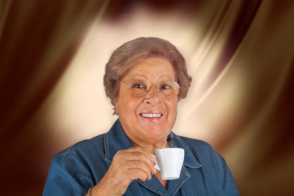 Szczęśliwy starsza kobieta pije kawę — Zdjęcie stockowe