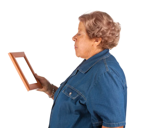 Anciana llorando viendo un marco de fotos en blanco — Foto de Stock