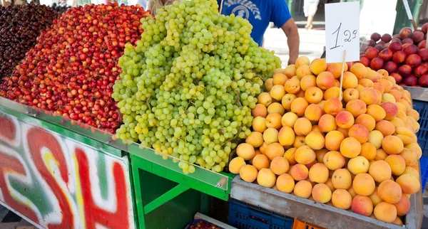 Bolt, vegyes gyümölcs, a piacon, Athén — Stock Fotó