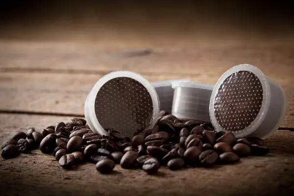 Granos de café con cápsulas — Zdjęcie stockowe