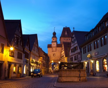 gece rothenburg ob der tauber tarafından ünlü caddesi.