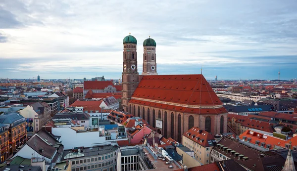 A Igreja de Nossa Senhora (Frauenkirche) em Munique . — Fotografia de Stock