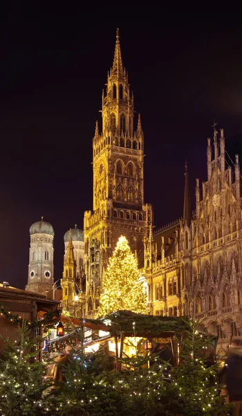 O mercado de Natal na Marienplatz em Munique — Fotografia de Stock
