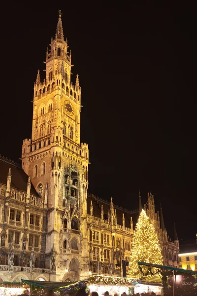 De kerstmarkt op de marienplatz in München — Stockfoto