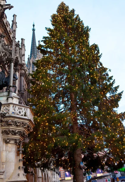 La Marienplatz en Munich con árbol navideño — Foto de Stock