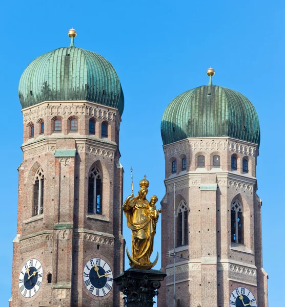A escultura dourada de Santa Maria e a Igreja de Nossa Senhora — Fotografia de Stock