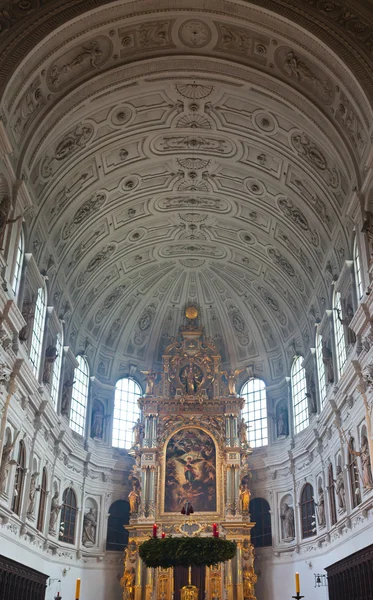 Interior da Igreja de São Miguel em Munique — Fotografia de Stock