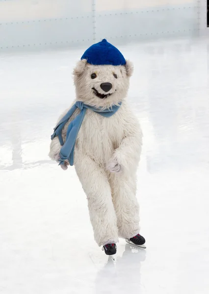 Instrutor disfarçado de urso polar na pista de patinagem em MUni — Fotografia de Stock