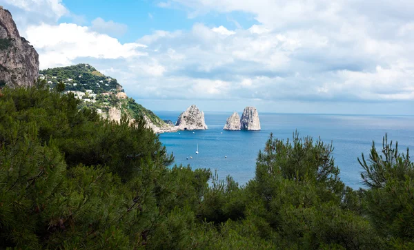 Faraglioni, beroemde reusachtige rotsen, capri eiland — Stockfoto