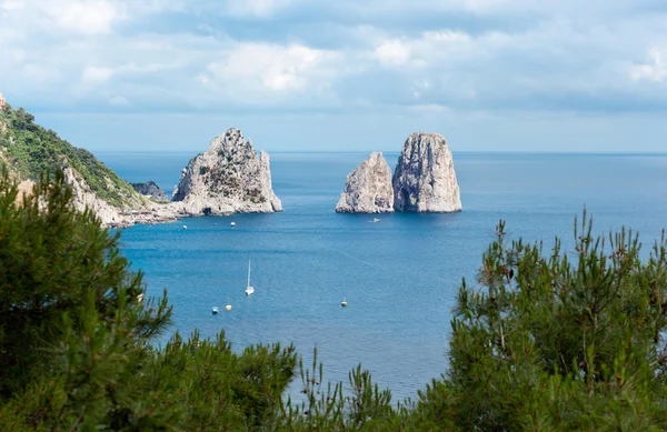 Faraglioni, famosas rochas gigantes, ilha de Capri — Fotografia de Stock